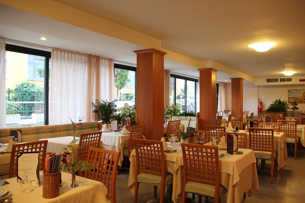 Hotel Helios Diano Marina Exterior photo